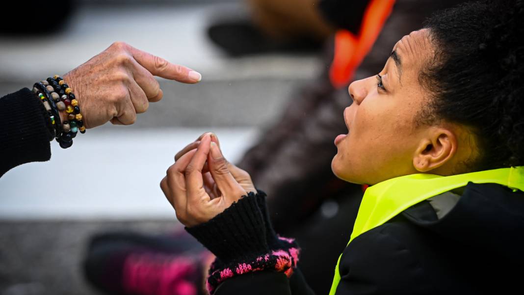 İklim aktivistleri protesto için yol kesti: Milano'da trafik kısa süreli kilitlendi 1